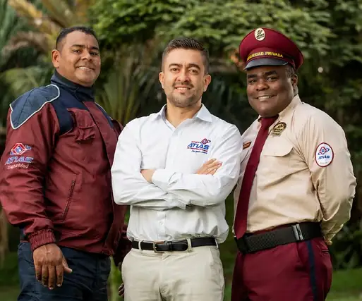 Equipo profesional de seguridad Atlas con supervisor y guardas uniformados en Bogotá Colombia